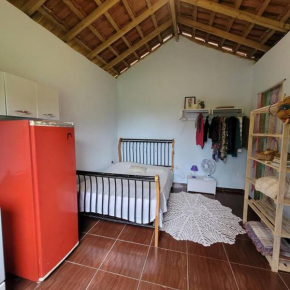 Casinha na natureza com cachoeira no quintal